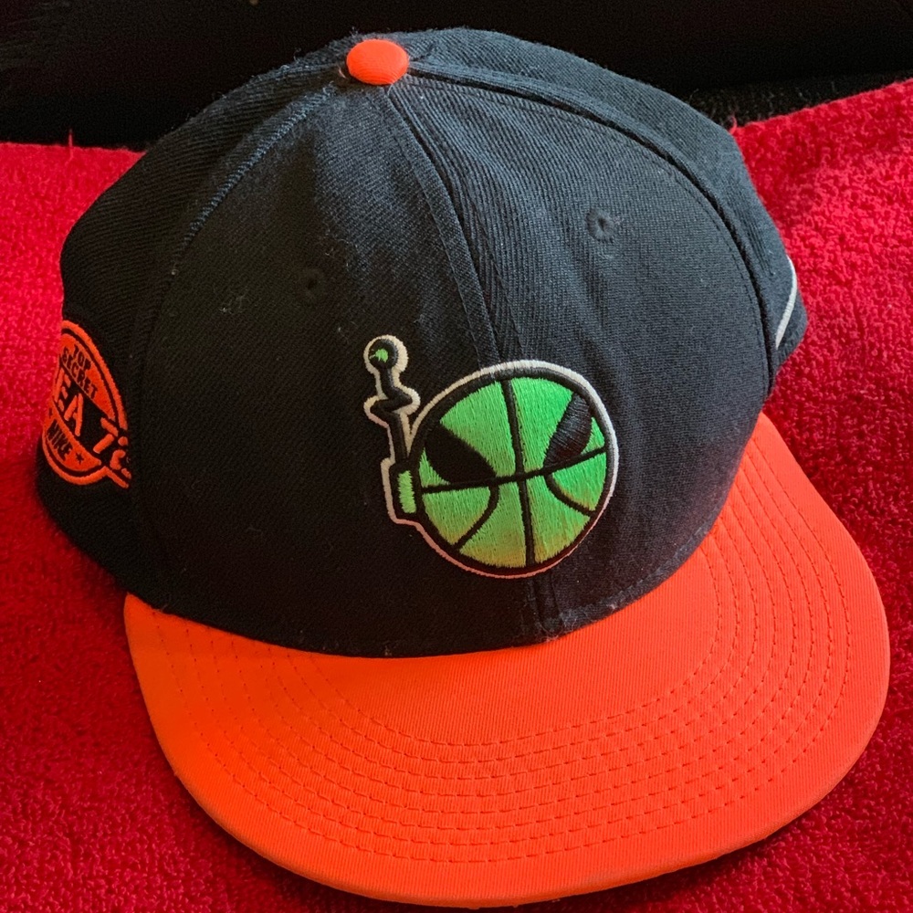 Nike area 72 glow in dark SnapBack hat